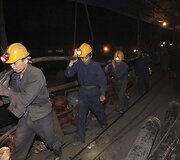 Gelbėtojai dirba nelaimės vietoje