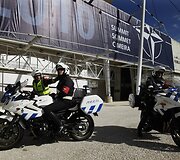 Prie pagrindinio įėjimo budi pareigūnai