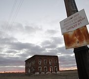 Apleista mokykla ir apie radiaciją įspėjantis ženklas