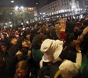Pirkėjai veržiasi į parduotuvę
