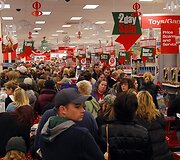 Minia žmonių parduotuvėje