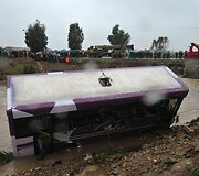 Nelaimės vietoje bandoma i&scaron;traukti autobusą