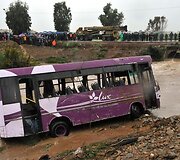 Nelaimės vietoje bandoma i&scaron;traukti autobusą
