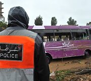 Nelaimės vietoje bandoma i&scaron;traukti autobusą
