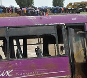 Nelaimės vietoje bandoma i&scaron;traukti autobusą