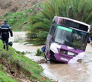 Nelaimės vietoje bandoma i&scaron;traukti autobusą