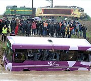 Nelaimės vietoje bandoma i&scaron;traukti autobusą