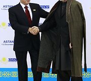 Kazachstano prezidentas Nursultanas Nazarbajevas ir Afganistano prezidentas Hamidas Karzai