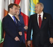 Rusijos prezidentas Dmitrijus Medvedevas, Vokietijos kanclerė Angela Merkel ir Kazachstano prezidentas Nursultanas Nazarbajevas