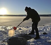 Darbuotojai ima vandens mėginius tyrimams
