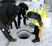 Darbuotojai ima vandens mėginius tyrimams