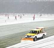 Vokietijoje valomas sniegas futbolo stadione