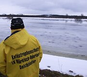 Vyras i&scaron; nelaimių valdymo skyriaus &scaron;alia upės