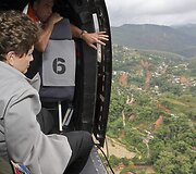 Brazilijos Prezidentė Dilma Rousseff apžiūri teritoriją i&scaron; sraigtasparnio