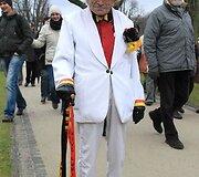 Vyras baltu kostiumu