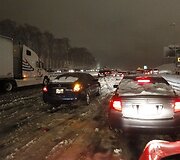 Sniegu ir ledu pasidengusi kelio danga