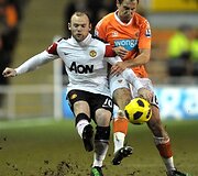 Wayne'as Rooney ir Luke'as Varney (de&scaron;inėje)