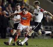 Darronas Gibsonas (kairėje) ir Darrenas Fletcheris (kairėje) bando sustabdyti Charlie Adamą (centre)