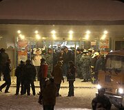 Gelbėtojai ir milicininkai prie įėjimo į prekybos centrą