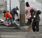 Gatvėse valomi nusėdę vulkaniniai pelenai