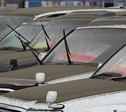 Vulkaniniai pelenai ant automobilių