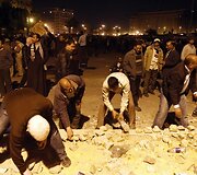 Protestuotojai renka akmenis