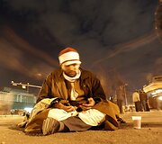 Meldžiasi sužeistas protestuotojas