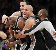 Antonio McDyessasą (kairėje) sveikina komandos draugai