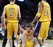 Steve'as Blake'as ir Kobe Bryant padeda atsistoti Pau Gasoliui