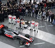 Mechanikai ir lenktynininkai &scaron;alia &bdquo;McLaren Mercedes MP4-26&ldquo; formulės