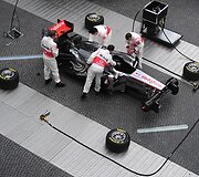 Mechanikai &scaron;alia &bdquo;McLaren Mercedes MP4-26&ldquo; formulės