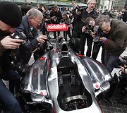 Fotografai prie &bdquo;McLaren Mercedes MP4-26&ldquo; formulės