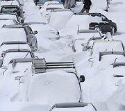 Transporto spūstyje palikti apsnigti automobiliai