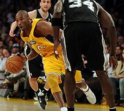 Kobe Bryantas (su kamuoliu)