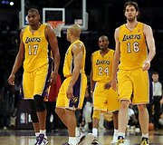 Andrew Bynumas, Pau Gasolis, Kobe Bryantas ir Derekas Fisheris