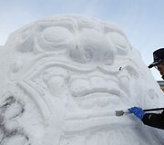 Skulptorius prie savo kūrinio 