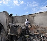Moteris ie&scaron;ko po gaisro i&scaron;likusių daiktų