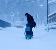 Vyras su vaiku brenda sniegu