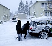 Bandoma i&scaron;stumti užklimpusi automobilį
