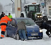 Bandoma i&scaron;stumti užklimpusį automobilį
