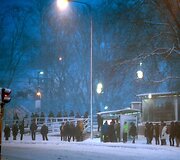Eilėje autobuso laukiantys keleiviai