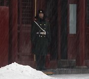 Sukarintos policijos pareigūnas budi prie įėjimo