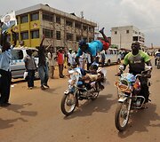 Kizza Besigye gerbėjai demonstruoja triukus ant motociklų