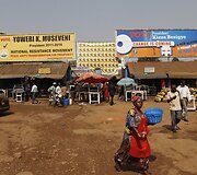 Prezidento Yoweri Museveni ir Kizza Besigye reklamos ant pastatų
