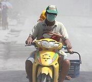 &Scaron;eima važiuoja motociklu per Irosino miestą.