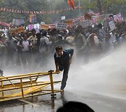 Vandens srove vaikomi protestuotojai.