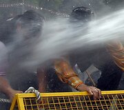 Vandens srove vaikomi protestuotojai.