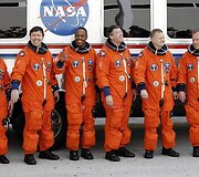 Nicole Stott, Michaelis Barrattas, Benjamin Drew jaunesnysis, Steveas Bowenas, Ericas A. Boe ir Stevenas Lindsey