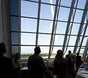 NASA valdyba stebi &bdquo;Discovery&ldquo; erdvėlaivio pakilimą.