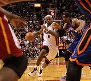 LeBronas Jamesas (centre)